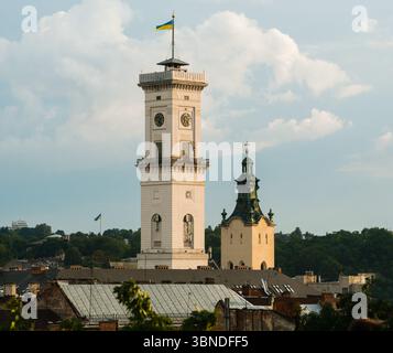 Die Türme des Rathauses und die lateinisch-katholische Kathedrale in Lemberg bei Sonnenuntergang Stockfoto