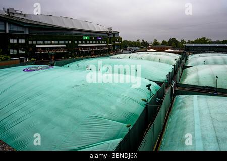 London, Großbritannien. Juli 2025. Tennis: Grand Slam/WTA Tour/ATP Tour - Wimbledon. Die Plätze im Freien sind mit Planen für den Fall von Regen bedeckt. Frank Molter/dpa/Alamy Live News Stockfoto