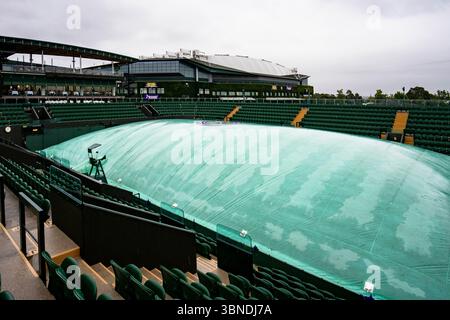 London, Großbritannien. Juli 2025. Tennis: Grand Slam/WTA Tour/ATP Tour - Wimbledon. Die Plätze im Freien sind mit Planen für den Fall von Regen bedeckt. Frank Molter/dpa/Alamy Live News Stockfoto