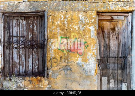 Ein altes Haus mit Türen und Fenstern in Symi Griechenland Stockfoto