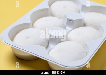 Japanische Kokos-Eis-Mochi auf gelbem Hintergrund. Stockfoto