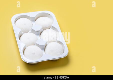 Japanische Kokos-Eis-Mochi auf gelbem Hintergrund. Stockfoto
