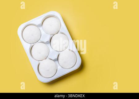 Japanische Kokos-Eis-Mochi auf gelbem Hintergrund. Stockfoto