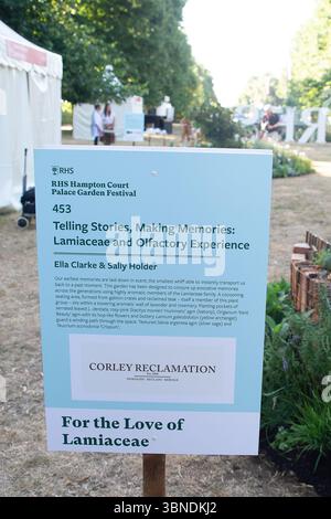 East Molesey, Surrey, Großbritannien. 30. Juni 2025. Geschichten erzählen, Erinnerungen machen von Ella Clarke und Sally Holder, einer der „für die Liebe der Lamiaceae“ – die aromatische Pflanzenfamilie grenzt beim RHS Hampton Court Palace Garden Festival 2025. Von den fünf Sinnen ist der Geruchssinn der einzige voll entwickelte, bevor wir geboren werden. Unsere frühesten Erinnerungen sind in Duft und Aromen, die uns zurück in eine vergangene Zeit versetzen können. Im Gehirn werden Duftmoleküle von der olfaktorischen Bulbe erfasst, die direkt mit dem limbischen System verbunden ist, einschließlich der Amygdala und dem Hippocampus, die Zentren der Emotionen A sind Stockfoto