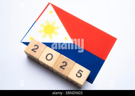 2025, Philippinen, philippinische Flagge mit Datumsblock, Konzept, wichtige Ereignisse für die Philippinen im neuen Jahr, Wahl, Wirtschaft, soziale Aktivitäten, Stockfoto