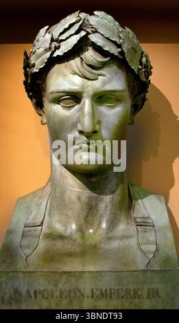 Napoleon I., Kaiser der Franzosen, König von Italien, von Lorenzo Bartolini Paris, Louvre, Frankreich, Französisch ( Napoleon I., Napoléon Bonaparte, Napoleone Buonaparte, bynames , Korsika oder der kleine Korporal, Le Corse, Le Petit Caporal, (1769 Korsika – 1821 Insel St. Helena), französischer General, erster Konsul (1799–1804), Kaiser der Franzosen (1804–1814/15), eine der berühmtesten Persönlichkeiten in der Geschichte des Westens, ) Stockfoto