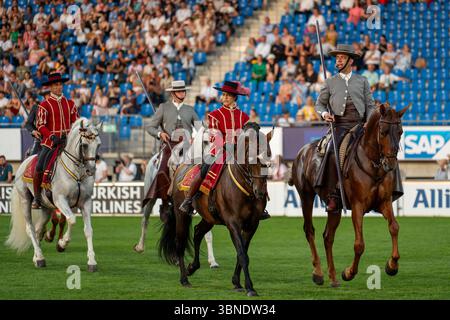 Aachen, Deutschland. Juli 2025. Traditioneller spanischer Reiter Eroeffnungsfeier im Rahmen des CHIO Aachen 2025, Reitsport, CHIO Aachen, 2025, 01.07.2025 Foto: Eibner-Pressefoto/J. Derondeau Credit: dpa/Alamy Live News Stockfoto