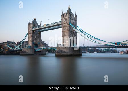 Lange Exposition, Tower Bridge über die Themse in London Stockfoto