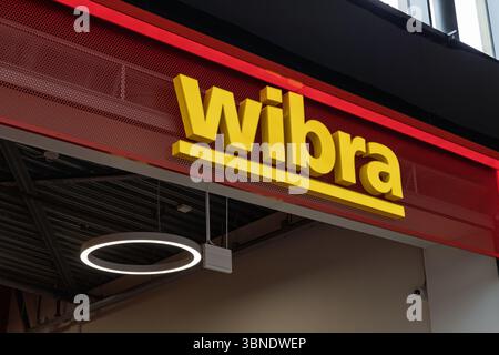 Das auffällige Wibra-Logo steht auf einer modernen Ladenfront und repräsentiert eine beliebte europäische Einzelhandelskette. Leidschendam, Niederlande, 31. Mai 2025 Stockfoto
