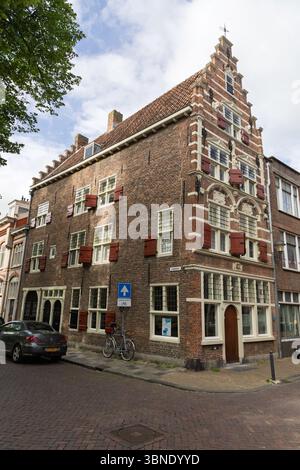 Dieses eindrucksvolle Renaissancehaus in der Burgstraat 30 in Gorinchem. Zeigt klassische niederländische Architektur mit Stufengiebel und roten Rollläden. Gorinchem, N Stockfoto