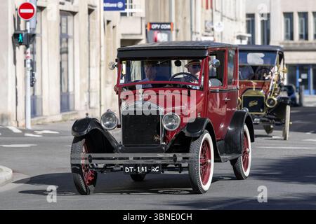Nancy, Frankreich - Blick auf einen roten Ford Model T, der auf einer Straße fährt. Stockfoto