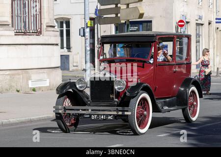 Nancy, Frankreich - Blick auf einen roten Ford Model T, der auf einer Straße fährt. Stockfoto