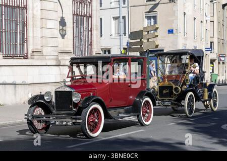Nancy, Frankreich - Blick auf einen roten Ford Model T, der auf einer Straße fährt. Stockfoto