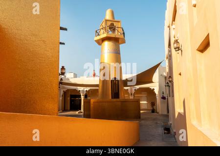 Goldene Moschee Qatar kleine Moschee im osmanischen Stil, Minarett mit Goldspänen, die in der Sonne schimmern. Stockfoto