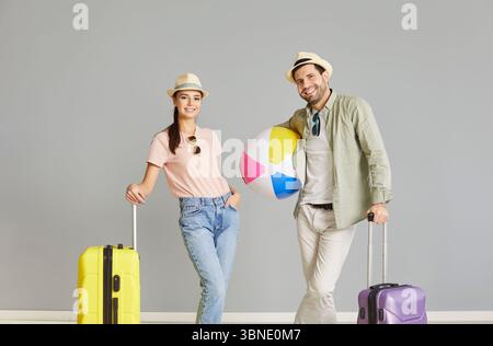 Glückliche Paare sind voller Vorfreude und Freude, wenn sie sich auf ihren Sommerurlaub vorbereiten Stockfoto