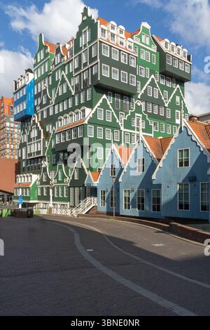 Das Inntel Hotels Amsterdam Zaandam, ein architektonisches Wunderwerk, das traditionelle niederländische Häuser nachahmt, befindet sich einzigartig im pulsierenden Stadtzentrum. Stockfoto