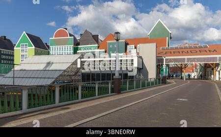 Dieses einzigartige Bild zeigt die moderne und traditionelle holländische Architektur von Zaandam, mit markanten grünen und farbenfrohen Gebäuden entlang eines Weges Stockfoto