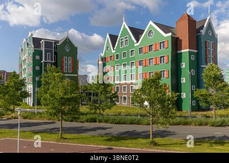 Dieses auffällige Bild zeigt das lebhafte, grünfarbene Zaan Hotel in Zaandam mit seiner einzigartigen traditionellen niederländischen Hausarchitektur vor einem Stockfoto
