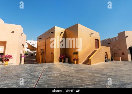 Doha, Katar. Im Katara Cultural Village steht ein goldenes Minarett, das die komplexe Architektur und das kulturelle Erbe der Re zeigt Stockfoto