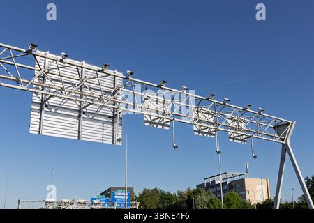 Verkehrslinie über der Autobahn mit mehreren Sensoren für Geschwindigkeitskontrolle und Nummernschildregistrierung als Symbol für moderne Infrastruktur und Überwachung Stockfoto