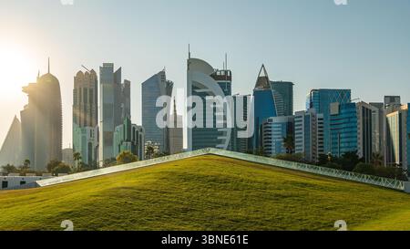 Hohe moderne Wolkenkratzer überragen den zentralen Park in Doha Qatar. Wunderschönes Panorama der Stadt. Stockfoto
