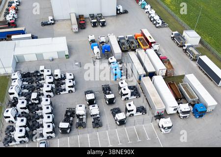 Abstellen von Neu- und Gebrauchtfahrzeugen in der Nähe des Vertriebs- und Servicezentrums. Luftaufnahme. Stockfoto