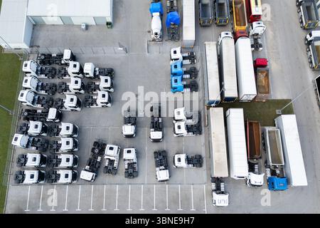 Abstellen von Neu- und Gebrauchtfahrzeugen in der Nähe des Vertriebs- und Servicezentrums. Luftaufnahme. Stockfoto