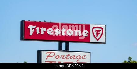 Firestone-Ladenschild vor blauem Himmel Stockfoto