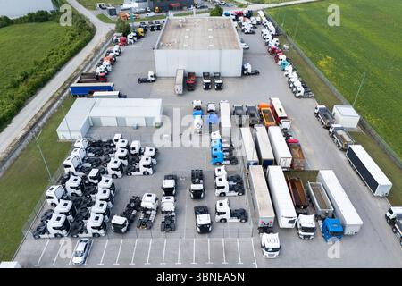 Abstellen von Neu- und Gebrauchtfahrzeugen in der Nähe des Vertriebs- und Servicezentrums. Luftaufnahme. Stockfoto