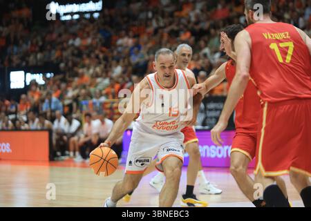 Legends of Valencia Basket Team nimmt an einem Tribute-Match in La Fonteta Teil, bevor das Team in die neue Arena namens Roig Arena zieht Stockfoto