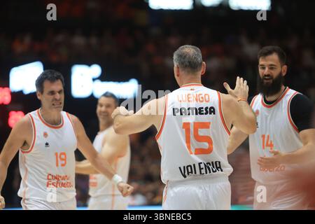 Legends of Valencia Basket Team nimmt an einem Tribute-Match in La Fonteta Teil, bevor das Team in die neue Arena namens Roig Arena zieht Stockfoto