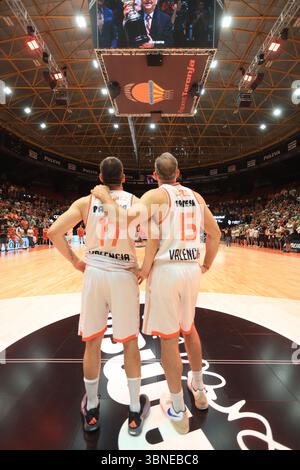 Legends of Valencia Basket Team nimmt an einem Tribute-Match in La Fonteta Teil, bevor das Team in die neue Arena namens Roig Arena zieht Stockfoto