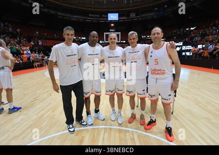 Legends of Valencia Basket Team nimmt an einem Tribute-Match in La Fonteta Teil, bevor das Team in die neue Arena namens Roig Arena zieht Stockfoto