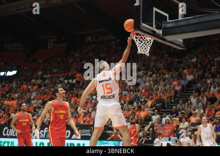 Legends of Valencia Basket Team nimmt an einem Tribute-Match in La Fonteta Teil, bevor das Team in die neue Arena namens Roig Arena zieht Stockfoto