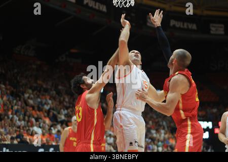Legends of Valencia Basket Team nimmt an einem Tribute-Match in La Fonteta Teil, bevor das Team in die neue Arena namens Roig Arena zieht Stockfoto