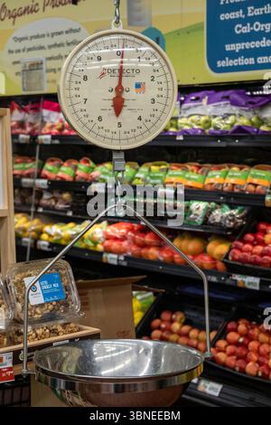 Fairway Super Market ist ein voll bestücktes Lebensmittelgeschäft in Kips Bay, NYC, USA, 2025 Stockfoto