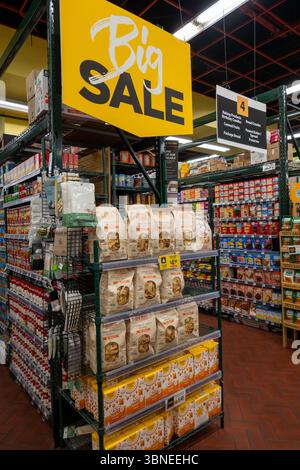 Fairway Super Market ist ein voll bestücktes Lebensmittelgeschäft in Kips Bay, NYC, USA, 2025 Stockfoto