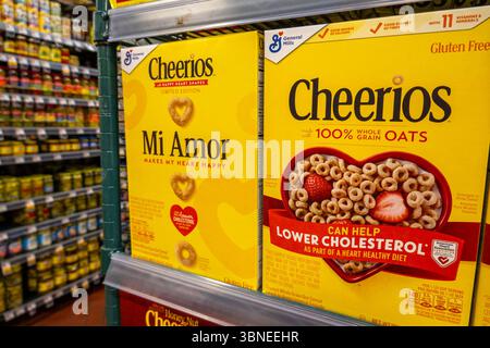 Fairway Super Market ist ein voll bestücktes Lebensmittelgeschäft in Kips Bay, NYC, USA, 2025 Stockfoto