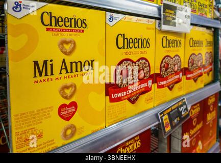 Fairway Super Market ist ein voll bestücktes Lebensmittelgeschäft in Kips Bay, NYC, USA, 2025 Stockfoto