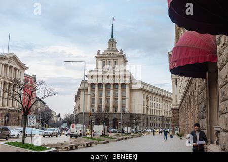 Largo Complex in Sofia, Bulgarien mit Nationalversammlung und historischer Architektur am bewölkten Tag Stockfoto