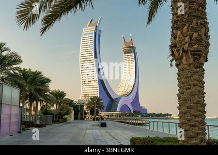 Doha, Lusail City, Katar - 1. Februar 2025: Halbmond-Turm von Al Maha Island in Katar mit einem hellen Himmel vor Sonnenuntergang Stockfoto