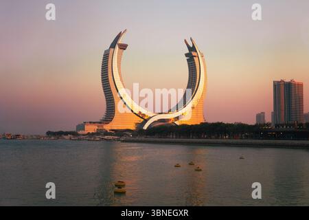 Doha, Lusail City, Katar - 1. Februar 2025: Halbmond-Turm von Al Maha Island in Katar mit einem hellen Himmel vor Sonnenuntergang Stockfoto