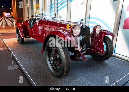 2. Februar 2025, Katar Doha. Nahaufnahme des Alfa Romeo-Logos auf einem roten Auto. Italienischer Hersteller von Luxussportwagen. Stockfoto