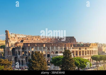 Aus der Vogelperspektive des antiken Amphitheaters Kolosseum in Rom, Italien, beleuchtet durch sanftes Morgenlicht bei Sonnenaufgang. Italienische Architektur. Beliebt Stockfoto