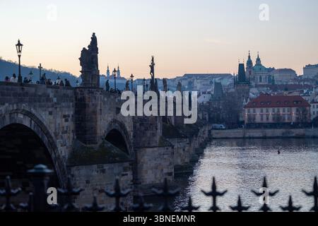 Karlsbrücke bei Sonnenuntergang mit hisotrischer Skyline von Prag Stockfoto