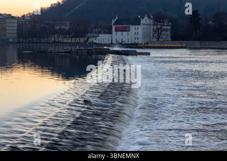 Abendlicher Blick auf die Moldau mit Kampa Museum in Prag Stockfoto