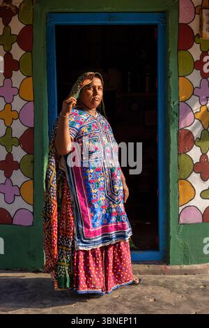 Porträt einer Frau aus der Stammesgemeinschaft vor ihrem Haus, Kutch Region, Gujarat, Indien Stockfoto