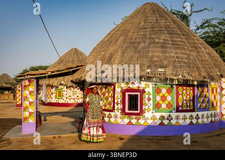 Porträt einer Frau aus der Stammesgemeinschaft vor ihrem Haus, Kutch Region, Gujarat, Indien Stockfoto
