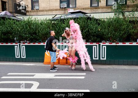 New York, NY, USA - 30. Juni 2024 Paradeteilnehmer, der sich in die Kostüme einer Seitenstraße einzieht, New York Pride Parade Stockfoto
