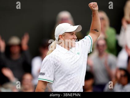 Sonay Kartal feiert den Sieg über Viktoriya Tomova am dritten Tag der Wimbledon Championships 2025 im All England Lawn Tennis and Croquet Club in London. Bilddatum: Mittwoch, 2. Juli 2025. Stockfoto